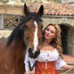 Anna Semenovich Instagram - Мы часто сидим на диване и с восторгом смотрим на людей, которые чего-то добились в этой жизни ✊🏼 Но каждое достижение - это долгий путь и большой труд. Занимаясь спортом, ты падаешь на льду, на ринге, на поле, в гимнастическом зале, разбиваешь бровь, колени, локти. Получаешь сотрясение мозга, но ты снова встаёшь и делаешь то, что приводит тебя к цели и к твоим личным достижениям😌 Записывая песни на студии, ты не знаешь, будут они хитом или нет. И когда песня терпит неудачу, ты все равно идёшь на студию, тратишь свои силы, время, деньги и пишешь новые песни. В надежде, что они станут хитами!🙏🏻 Путь к цели - это всегда препятствия, всегда неудачи. Но достигает их только тот, кто падая снова встаёт, перешагивает свои неудачи и доходит до финала😉 Я могу считать себя таким человеком✊🏼 Если получилось у меня, то получится и у тебя! Вставай с дивана и действую! 🤗❤️ Листай фото👉🏼 #аниныистории