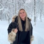 Anna Semenovich Instagram – Вы мне часто делаете комплименты, что я очень молодо выгляжу😜
Меня это безумно радует! 
Могу с вами поделиться секретом  молодости, хотите?😅
Секрет прост – позитивное мышление   востребованность ⭐️
Когда человек нужен, он хорошо выглядит, он свежий ,с улыбкой на лице. Для этого нужно развиваться и смело двигаться вперед ✊🏼
Нужным можно быть своим близким, на работе, обществу, детям, друзьям. 
Когда человек делает что-то полезное и востребован в своей работе – это большое счастье! 
Тогда нет застоя ни в теле, ни в энергии и все получается как по маслу ⭐️

Поэтому позавчера я была в Краснодаре, вчера в Апатитах, сегодня в Москве, а на днях лечу в Самару🤪
Я верю в то, что движение – это жизнь! 
И какое счастье, что на своих концертах, я могу приносить зрителям удовольствие, радость и позитив⭐️
Всем отличного понедельника! Будьте нужными!✊🏻🤍
#аниныистории