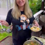 Anna Semenovich Instagram – Дача, моё место силы 🍀
Тут так душевно и тепло , чувствую себя маленькой девочкой 😉 
Мама конечно прочитала мне лекцию про мой <ржач> 🤣🤣
Но он у меня в крови , а чавкаю я точно , как папа 😉
Моя грудь , смех и чавканье передались мне по наследству 🤣🤣
Я считаю у меня отличные гены 😜🔥
А вы как считаете ?👇🏼
Полный рецепт моего супа смотрите в сторис , а еще там мамин парник ❤️
Всем позитива, добра и отличного вечера пятницы , люблю ❤️ #аниныистории #надаче