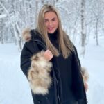 Anna Semenovich Instagram – Вы мне часто делаете комплименты, что я очень молодо выгляжу😜
Меня это безумно радует! 
Могу с вами поделиться секретом  молодости, хотите?😅
Секрет прост – позитивное мышление   востребованность ⭐️
Когда человек нужен, он хорошо выглядит, он свежий ,с улыбкой на лице. Для этого нужно развиваться и смело двигаться вперед ✊🏼
Нужным можно быть своим близким, на работе, обществу, детям, друзьям. 
Когда человек делает что-то полезное и востребован в своей работе – это большое счастье! 
Тогда нет застоя ни в теле, ни в энергии и все получается как по маслу ⭐️

Поэтому позавчера я была в Краснодаре, вчера в Апатитах, сегодня в Москве, а на днях лечу в Самару🤪
Я верю в то, что движение – это жизнь! 
И какое счастье, что на своих концертах, я могу приносить зрителям удовольствие, радость и позитив⭐️
Всем отличного понедельника! Будьте нужными!✊🏻🤍
#аниныистории