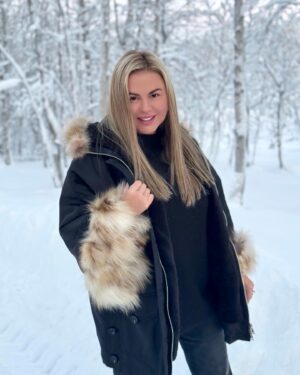 Anna Semenovich Instagram - Вы мне часто делаете комплименты, что я очень молодо выгляжу😜
Меня это безумно радует! 
Могу с вами поделиться секретом  молодости, хотите?😅
Секрет прост - позитивное мышление   востребованность ⭐️
Когда человек нужен, он хорошо выглядит, он свежий ,с улыбкой на лице. Для этого нужно развиваться и смело двигаться вперед ✊🏼
Нужным можно быть своим близким, на работе, обществу, детям, друзьям. 
Когда человек делает что-то полезное и востребован в своей работе - это большое счастье! 
Тогда нет застоя ни в теле, ни в энергии и все получается как по маслу ⭐️

Поэтому позавчера я была в Краснодаре, вчера в Апатитах, сегодня в Москве, а на днях лечу в Самару🤪
Я верю в то, что движение - это жизнь! 
И какое счастье, что на своих концертах, я могу приносить зрителям удовольствие, радость и позитив⭐️
Всем отличного понедельника! Будьте нужными!✊🏻🤍
#аниныистории