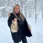 Anna Semenovich Instagram – Вы мне часто делаете комплименты, что я очень молодо выгляжу😜
Меня это безумно радует! 
Могу с вами поделиться секретом  молодости, хотите?😅
Секрет прост – позитивное мышление   востребованность ⭐️
Когда человек нужен, он хорошо выглядит, он свежий ,с улыбкой на лице. Для этого нужно развиваться и смело двигаться вперед ✊🏼
Нужным можно быть своим близким, на работе, обществу, детям, друзьям. 
Когда человек делает что-то полезное и востребован в своей работе – это большое счастье! 
Тогда нет застоя ни в теле, ни в энергии и все получается как по маслу ⭐️

Поэтому позавчера я была в Краснодаре, вчера в Апатитах, сегодня в Москве, а на днях лечу в Самару🤪
Я верю в то, что движение – это жизнь! 
И какое счастье, что на своих концертах, я могу приносить зрителям удовольствие, радость и позитив⭐️
Всем отличного понедельника! Будьте нужными!✊🏻🤍
#аниныистории