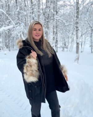 Anna Semenovich Instagram - Вы мне часто делаете комплименты, что я очень молодо выгляжу😜
Меня это безумно радует! 
Могу с вами поделиться секретом  молодости, хотите?😅
Секрет прост - позитивное мышление   востребованность ⭐️
Когда человек нужен, он хорошо выглядит, он свежий ,с улыбкой на лице. Для этого нужно развиваться и смело двигаться вперед ✊🏼
Нужным можно быть своим близким, на работе, обществу, детям, друзьям. 
Когда человек делает что-то полезное и востребован в своей работе - это большое счастье! 
Тогда нет застоя ни в теле, ни в энергии и все получается как по маслу ⭐️

Поэтому позавчера я была в Краснодаре, вчера в Апатитах, сегодня в Москве, а на днях лечу в Самару🤪
Я верю в то, что движение - это жизнь! 
И какое счастье, что на своих концертах, я могу приносить зрителям удовольствие, радость и позитив⭐️
Всем отличного понедельника! Будьте нужными!✊🏻🤍
#аниныистории