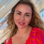 Anna Semenovich Instagram - Отпуск получился просто замечательный!❤️ Мы много загорали, купались, любили, ели и веселились, все, как я хотела☺️ Мечты должны сбываться! Я визуализировала отдохнуть именно так! Именно в этом месте! И все у меня сбылось🙏🏻 Нужно расширять своё сознание и тогда ваши мечты будут сбываться, ну, а теперь пора домой! Завтра уже концерт в Москве. Ведь для меня огромное счастье радовать своими выступлениями мою любимую публику! Ждите, вылетаю😜🔥🔥 #аниныистории Какая фотка вам больше понравилась ?👇🏼