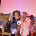 Anna Semenovich Instagram - Мальчики , пора готовиться к 8 марта 😜🤣🤣 Как будете поздравлять своих любимых женщин ? Девочки , какие хотим подарки ?😉 Пишем список 👇🏼 #сексибомбочка