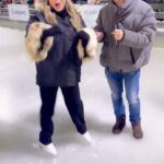 Anna Semenovich Instagram – Вчера на открытии катка в Апатитах было очень жарко🔥 Я пела катаясь на коньках ,общалась со зрителями , ела местные пончики и получила массу удовольствия ⭐️
Шикарная природа , добрые  и отзывчивые люди на всегда в моем сердце ❤️
Дорогой @malakhov007 спасибо за приглашение, мы с @grebenkina_official в восторге ⛸️Обязательно вернемся 🥰
@radiance_cca
@izovela
#каток #фигурноекатание