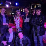 Anna Semenovich Instagram - Я очень рада, что клип на мою песню «Гладиолусы» вам понравился! 🥰 Хоть он и не так давно вышел, но уже собрал много просмотров🔥🔥🔥 Снять клип, на самом деле, это целое искусство, требующее большого труда и подготовки🙂 Рано утром мы приехали в @rvbar.moscow потому что это очень колоритное и классное место 🤩 Наш режиссер @rustamromanov.ru уже был на месте, актеры репетировали сцену драки, за этим было интересно наблюдать, но нужно было бежать гримироваться и готовиться к съемке 😅 С Рустамом мы сделали много крутых совместных работ- клип на песню «Хочешь», собрал около двухсот миллионов просмотров🔥 «Секси бомбочка», «Мани бой» - все они юмористические и увлекательные мини фильмы ,за это вы и любите наши работы 😍❤️ Гладиолусы- тоже получился очень позитивный. Конечно же, победила справедливость и в конце мне удалось наказать этого изменника 😂😂😂 Кто еще не успел посмотреть новый клип , переходите по ссылке в шапке профиля ☝🏼 Листай , там много интересного 💃🏼 Спасибо всей моей команде за такую большую работу! 🫶🏼 Макияж: @yakovleva_yulia Волосы: @iren_franc Стилист: @katrin_erdman #аниныистории #гладиолусы