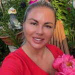 Anna Semenovich Instagram - Вчера делала опросник и получила очень много вопросов на тему как мотивировать себя !!! Отвечу одним словом , НИКАК 🔥 Человек , который реально чего-то хочет , делает одно - ДЕЙСТВУЕТ ✊🏼 Ему не нужна мотивация , он просто понимает , что добиться любой цели можно только через труд и действие 🤷🏼‍♀️ Разговоры еще никого не приводили к успеху , только четкий план действий и само действие вам в помощь 🙌🏼 Взяли себя на слабо и пошли вперед к своей цели и тогда вам море по колено , а разговоры про мотивацию - это только разговоры . ХОЧЕШЬ - ДЕЙСТВУЙ и знай , что у тебя все получится ✊🏼#аниныистории