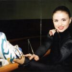 Anna Semenovich Instagram – Дорогие мои, я вам рассказывала, что я участвую в одном очень интересном проекте, который вы увидите осенью 😋🔥
Пока не могу сказать, как он называется, но скажу, что нам ставят оценки, а для меня это еще со спорта большой стресс 😬 Расскажу вам историю 👇🏼

Когда я профессионально занималась фигурным катанием, мы с партнером полетели на соревнование в Италию и боролись за 1 место с итальянским дуэтом🥇 

Их дуэт в произвольной программе допустил грубую ошибку, а мы откатали программу чисто, но так как мы были на территории Италии, все болели за итальянский дуэт, и судьи дали им оценки выше чем нам 🤷🏼‍♀️
И конечно же они заняли первое место 😏, а мы второе.

С тех пор я пережила какую-то ужасную обиду и стресс 😥 
И теперь, когда мне ставят оценки – для меня это большое испытание😅

НО я решила побороть свой страх и пойти на этот проект!!! Нам повезло с очень лояльным жюри, которые оценивают нас справедливо! ❤️

А вы как относитесь, когда вас оценивают? #аниныистории