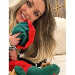Anna Simon Instagram – Gracias 2022
Gracias por ser el mejor año de mi vida, por hacerme vivir la experiencia más brutal, la más salvaje, la más agotadora y la más gratificante de mi vida: ser madre. 
He llorado, he reído, me he sentido más frágil y a la vez más poderosa que nunca, me he dado cuenta de que es imposible llegar a todo y que no pasa nada, me he preguntado mil veces si lo estaría haciendo bien, pero sobre todo, he amado. He amado como nunca antes lo había hecho. De una manera totalmente incondicional, desde las entrañas, de una manera animal. 
Gracias por hacerme conocer el AMOR en mayúsculas.
I a tu, Aina, gràcies per escollir-me. Ser la teva mama és el millor que he fet i faré a la vida. T’estimo, vida meva ♥️