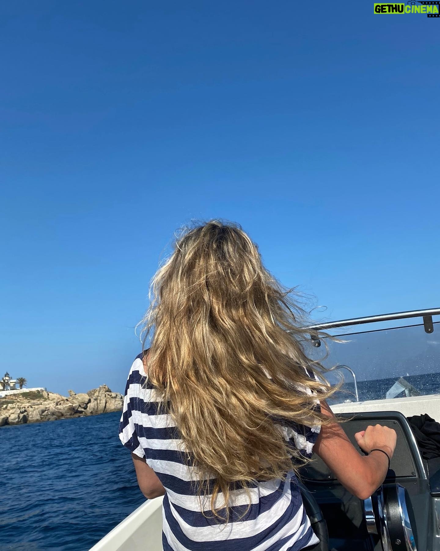 Anna Simon Instagram - Se acabó el verano y ya lo echo de menos. 😫 También te digo que a veces no sé si soy yo o Joey Tempest. It’s de final countdown… tiriri ti tiriri ti ti… 🎶🎶🎶🌊🌊🌊🌊🌊