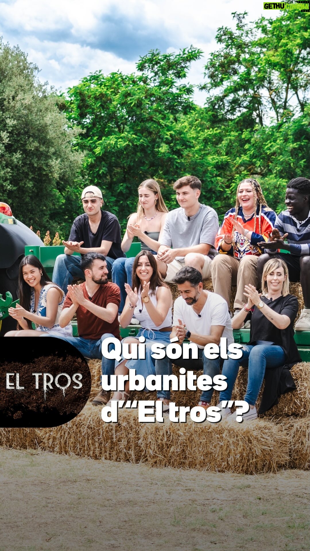 Anna Simon Instagram - 💥 Ja tenim els 10 urbanites preparats per la batalla campal més gran de tots els temps! 👩🏻🌾 Qui entre ells superarà tots els desafiaments d’#ElTros3Cat i s’adaptarà millor a la vida rural? Dimecres, a les 22:05 h, estrena d’#ElTros3Cat, a la plataforma 3Cat i a TV3