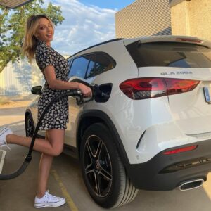 Anna Simon Instagram - A ella le gusta la gasolina, dame más gasolinaaaa… 🎶🎶🎶⛽️ Noooooo, no le des gasolina que la lías, que este es diésel! 😜 #autorenting @bancosabadell