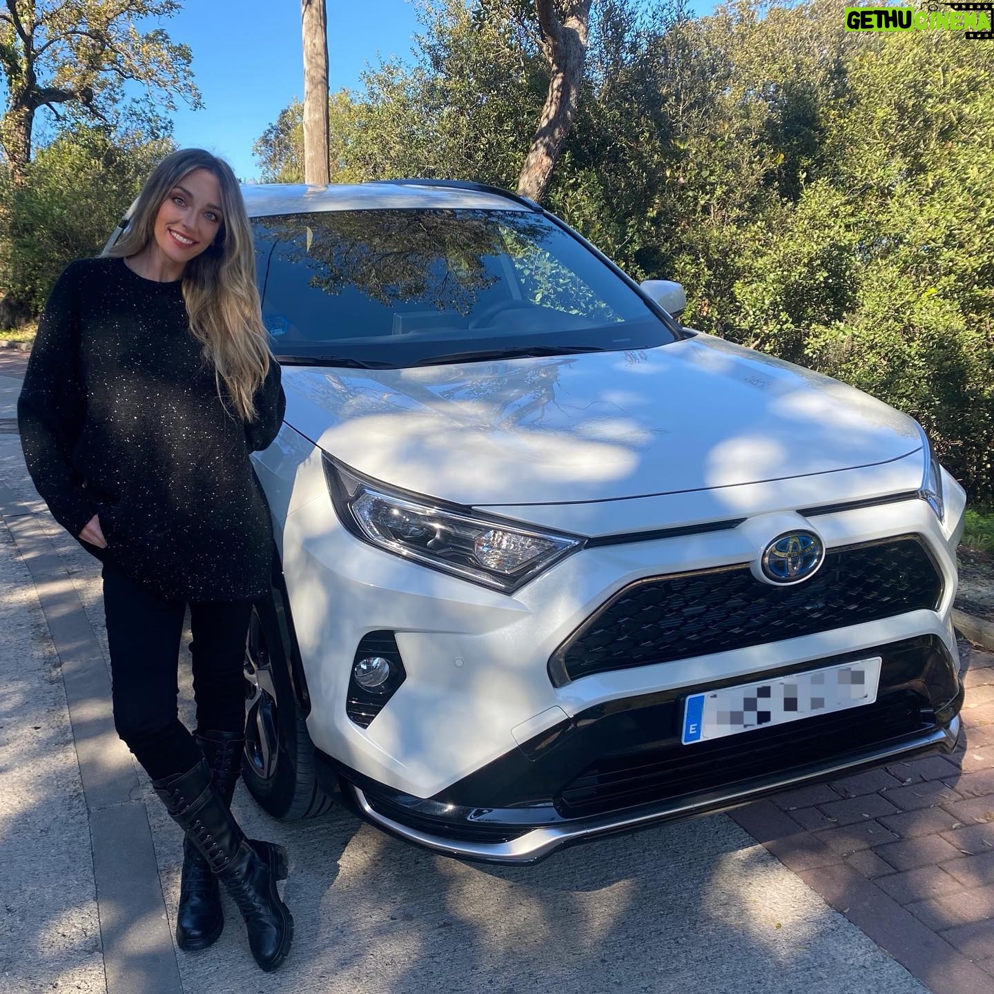 Anna Simon Instagram - Despidiendo noviembre con coche nuevo gracias a #autorenting de @bancosabadell 🚗🚗🚗 Con muchas ganas de DICIEMBRE!!! 🎄🎁🎄🎁🎄🎁🎄🎁🎄🎁🎄🎁🎄
