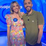 Anna Simon Instagram - Hoy ha sido mi último día en @pasapalabra 🎉 Gracias @robertolealg por ser como eres, por tus palabras y por hacernos sentir como en casa. ¡Eres GRANDE! ♥️ ¡Ah!, y gracias también porque ahora puedo usar frases como: ¡Anda, mira a ese escañeto comiendo pancit! 😜🐻🍜