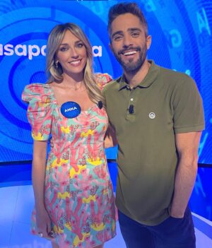 Anna Simon Instagram - Hoy ha sido mi último día en @pasapalabra 🎉
Gracias @robertolealg por ser como eres, por tus palabras y por hacernos sentir como en casa. ¡Eres GRANDE! ♥️ 
¡Ah!, y gracias también porque ahora puedo usar frases como: ¡Anda, mira a ese escañeto comiendo pancit! 😜🐻🍜