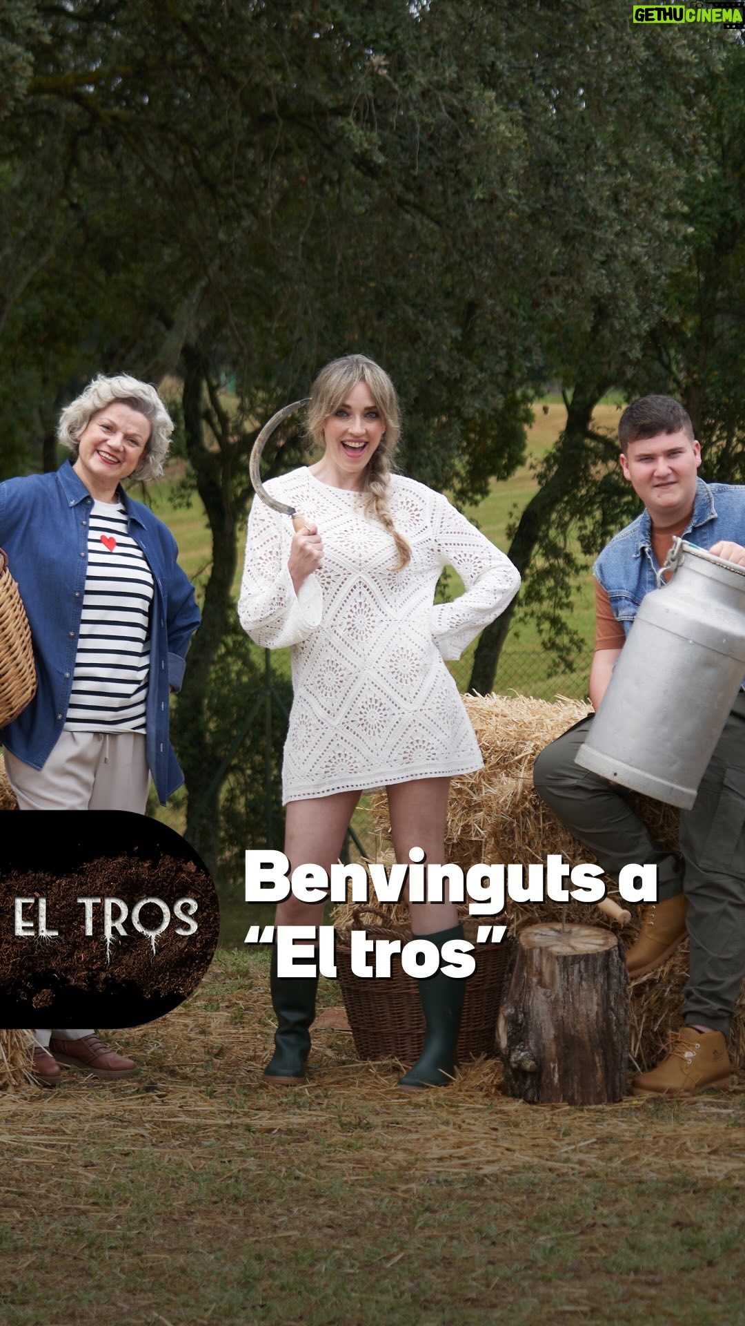 Anna Simon Instagram - 🐑 10 urbanites intentant portar un ramat d’ovelles i 10 ruralites fent parella amb gent que no ha trepitjat mai el camp. @annasimonmari, @montoromiquel i @marina.pifarre busquen el millor pagès de Catalunya. 👩🌾 Benvinguts a “El tros”. Estrena dimecres 22 de maig a la plataforma 3Cat, i a TV3. #ElTros3Cat