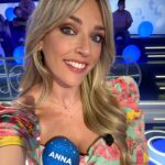 Anna Simon Instagram - Hoy ha sido mi último día en @pasapalabra 🎉 Gracias @robertolealg por ser como eres, por tus palabras y por hacernos sentir como en casa. ¡Eres GRANDE! ♥️ ¡Ah!, y gracias también porque ahora puedo usar frases como: ¡Anda, mira a ese escañeto comiendo pancit! 😜🐻🍜