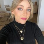 Anna Simon Instagram - Cuando te maquillas para una videollamada y ya aprovechas para el selfie. 😬😬😬