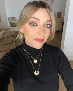 Anna Simon Instagram - Cuando te maquillas para una videollamada y ya aprovechas para el selfie. 😬😬😬