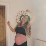 Anna Simon Instagram - ♥️29 de abril de 2022♥️ Estas fotos (menos la última) son de aquel día, sin ningún tipo de duda, el mejor de todos los que he vivido. En las cinco primeras, embarazadísima de 40 semanas y después ya en el hospital, a punto de conocer el amor más animal que he sentido. La séptima foto se hizo en el momento más mágico, especial y salvaje de mi vida. Un momento al que mi mente ha vuelto infinidad de veces a lo largo de este año, cuando pusieron a mi hija encima de mí, piel con piel, mojada, resbaladiza, tan nueva, tan perfecta. He vuelto a aquel paritorio intentando recordar cada detalle, la luz, el sonido, su llanto, su respiración, el tacto de su mano en la mía, su olor… La última foto es de hoy. Su primera vuelta al sol. Y yo con un nudo en la garganta y en un mar de sentimientos encontrados. Inmensamente feliz por verla crecer sana y fuerte y por poder disfrutar de ella cada minuto. Triste porque esto va demasiado deprisa. Mi bebé está empezando a dejar de ser un bebé y, aunque para mí lo será siempre, a veces me gustaría poder parar el tiempo. Un año de piel con piel, de teta y de porteo, siempre bien pegaditas. También un año de muchas dudas, de lágrimas, de preguntas, de paciencia al límite y de cansancio extremo. Un año de felicidad elevada a su máxima expresión y de un amor tan grande que jamás pude imaginar que existiera. Un año de primeras veces, primeras sonrisas, primeras carcajadas, primeros dientes, primer gateo, primeros pasos, primeras palabras. El mejor año de mi vida, el más agotador, sí, pero el más increíble. Lo único que quiero en la vida es estar siempre a su lado, viéndola crecer feliz y sana, dándole la mano siempre que me necesite. Feliç primer any i feliç vida, amor meu. El teu somriure de quatre dents (gairebé cinc) és el que més feliç em fa al món. T’estimo, Aina. ♥️