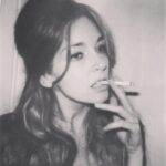 Anna Simon Instagram - Hoy es el #DíaMundialSinTabaco y yo celebro que hace 2 años y 5 meses que dejé de fumar. Desde el 1 de enero de 2019 soy LIBRE! No negaré que ha sido duro y que, en más de una ocasión, hubiera matado por un cigarro pero, por suerte, me he mantenido firme en mi determinación. Aunque nunca estuve del todo de acuerdo con Allen Carr y su famoso “es fácil dejar de fumar si sabes cómo”, sí creo firmemente que “es totalmente posible dejar de fumar si realmente lo quieres”. Si yo puedo, tu también! Vamoooossss!!! 🚫🚬