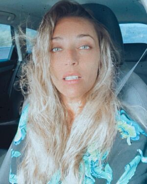 Anna Simon Instagram - Cuando te aburres en el coche (de copi) y te echas unas fotitos con un pelín de filtro (casi ná 🤫).
Gracias a todos los que me mandasteis mensajes ayer felicitándome el santo! 😇