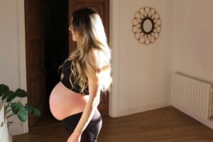 Anna Simon Instagram - ♥️29 de abril de 2022♥️
Estas fotos (menos la última) son de aquel día, sin ningún tipo de duda, el mejor de todos los que he vivido. 
En las cinco primeras, embarazadísima de 40 semanas y después ya en el hospital, a punto de conocer el amor más animal que he sentido. 
La séptima foto se hizo en el momento más mágico, especial y salvaje de mi vida. Un momento al que mi mente ha vuelto infinidad de veces a lo largo de este año, cuando pusieron a mi hija encima de mí, piel con piel, mojada, resbaladiza, tan nueva, tan perfecta. He vuelto a aquel paritorio intentando recordar cada detalle, la luz, el sonido, su llanto, su respiración, el tacto de su mano en la mía, su olor… 
La última foto es de hoy. Su primera vuelta al sol.
Y yo con un nudo en la garganta y en un mar de sentimientos encontrados. Inmensamente feliz por verla crecer sana y fuerte y por poder disfrutar de ella cada minuto. Triste porque esto va demasiado deprisa. Mi bebé está empezando a dejar de ser un bebé y, aunque para mí lo será siempre, a veces me gustaría poder parar el tiempo.
Un año de piel con piel, de teta y de porteo, siempre bien pegaditas. 
También un año de muchas dudas, de lágrimas, de preguntas, de paciencia al límite y de cansancio extremo. 
Un año de felicidad elevada a su máxima expresión y de un amor tan grande que jamás pude imaginar que existiera. 
Un año de primeras veces, primeras sonrisas, primeras carcajadas, primeros dientes, primer gateo, primeros pasos, primeras palabras. 
El mejor año de mi vida, el más agotador, sí, pero el más increíble. 
Lo único que quiero en la vida es estar siempre a su lado, viéndola crecer feliz y sana, dándole la mano siempre que me necesite. 
Feliç primer any i feliç vida, amor meu. El teu somriure de quatre dents (gairebé cinc) és el que més feliç em fa al món. 
T’estimo, Aina. ♥️