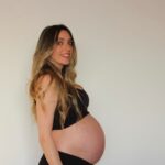 Anna Simon Instagram - ♥️29 de abril de 2022♥️ Estas fotos (menos la última) son de aquel día, sin ningún tipo de duda, el mejor de todos los que he vivido. En las cinco primeras, embarazadísima de 40 semanas y después ya en el hospital, a punto de conocer el amor más animal que he sentido. La séptima foto se hizo en el momento más mágico, especial y salvaje de mi vida. Un momento al que mi mente ha vuelto infinidad de veces a lo largo de este año, cuando pusieron a mi hija encima de mí, piel con piel, mojada, resbaladiza, tan nueva, tan perfecta. He vuelto a aquel paritorio intentando recordar cada detalle, la luz, el sonido, su llanto, su respiración, el tacto de su mano en la mía, su olor… La última foto es de hoy. Su primera vuelta al sol. Y yo con un nudo en la garganta y en un mar de sentimientos encontrados. Inmensamente feliz por verla crecer sana y fuerte y por poder disfrutar de ella cada minuto. Triste porque esto va demasiado deprisa. Mi bebé está empezando a dejar de ser un bebé y, aunque para mí lo será siempre, a veces me gustaría poder parar el tiempo. Un año de piel con piel, de teta y de porteo, siempre bien pegaditas. También un año de muchas dudas, de lágrimas, de preguntas, de paciencia al límite y de cansancio extremo. Un año de felicidad elevada a su máxima expresión y de un amor tan grande que jamás pude imaginar que existiera. Un año de primeras veces, primeras sonrisas, primeras carcajadas, primeros dientes, primer gateo, primeros pasos, primeras palabras. El mejor año de mi vida, el más agotador, sí, pero el más increíble. Lo único que quiero en la vida es estar siempre a su lado, viéndola crecer feliz y sana, dándole la mano siempre que me necesite. Feliç primer any i feliç vida, amor meu. El teu somriure de quatre dents (gairebé cinc) és el que més feliç em fa al món. T’estimo, Aina. ♥️