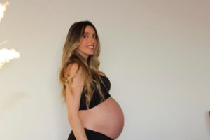 Anna Simon Instagram - ♥️29 de abril de 2022♥️
Estas fotos (menos la última) son de aquel día, sin ningún tipo de duda, el mejor de todos los que he vivido. 
En las cinco primeras, embarazadísima de 40 semanas y después ya en el hospital, a punto de conocer el amor más animal que he sentido. 
La séptima foto se hizo en el momento más mágico, especial y salvaje de mi vida. Un momento al que mi mente ha vuelto infinidad de veces a lo largo de este año, cuando pusieron a mi hija encima de mí, piel con piel, mojada, resbaladiza, tan nueva, tan perfecta. He vuelto a aquel paritorio intentando recordar cada detalle, la luz, el sonido, su llanto, su respiración, el tacto de su mano en la mía, su olor… 
La última foto es de hoy. Su primera vuelta al sol.
Y yo con un nudo en la garganta y en un mar de sentimientos encontrados. Inmensamente feliz por verla crecer sana y fuerte y por poder disfrutar de ella cada minuto. Triste porque esto va demasiado deprisa. Mi bebé está empezando a dejar de ser un bebé y, aunque para mí lo será siempre, a veces me gustaría poder parar el tiempo.
Un año de piel con piel, de teta y de porteo, siempre bien pegaditas. 
También un año de muchas dudas, de lágrimas, de preguntas, de paciencia al límite y de cansancio extremo. 
Un año de felicidad elevada a su máxima expresión y de un amor tan grande que jamás pude imaginar que existiera. 
Un año de primeras veces, primeras sonrisas, primeras carcajadas, primeros dientes, primer gateo, primeros pasos, primeras palabras. 
El mejor año de mi vida, el más agotador, sí, pero el más increíble. 
Lo único que quiero en la vida es estar siempre a su lado, viéndola crecer feliz y sana, dándole la mano siempre que me necesite. 
Feliç primer any i feliç vida, amor meu. El teu somriure de quatre dents (gairebé cinc) és el que més feliç em fa al món. 
T’estimo, Aina. ♥️