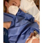 Anna Simon Instagram - ♥️29 de abril de 2022♥️ Estas fotos (menos la última) son de aquel día, sin ningún tipo de duda, el mejor de todos los que he vivido. En las cinco primeras, embarazadísima de 40 semanas y después ya en el hospital, a punto de conocer el amor más animal que he sentido. La séptima foto se hizo en el momento más mágico, especial y salvaje de mi vida. Un momento al que mi mente ha vuelto infinidad de veces a lo largo de este año, cuando pusieron a mi hija encima de mí, piel con piel, mojada, resbaladiza, tan nueva, tan perfecta. He vuelto a aquel paritorio intentando recordar cada detalle, la luz, el sonido, su llanto, su respiración, el tacto de su mano en la mía, su olor… La última foto es de hoy. Su primera vuelta al sol. Y yo con un nudo en la garganta y en un mar de sentimientos encontrados. Inmensamente feliz por verla crecer sana y fuerte y por poder disfrutar de ella cada minuto. Triste porque esto va demasiado deprisa. Mi bebé está empezando a dejar de ser un bebé y, aunque para mí lo será siempre, a veces me gustaría poder parar el tiempo. Un año de piel con piel, de teta y de porteo, siempre bien pegaditas. También un año de muchas dudas, de lágrimas, de preguntas, de paciencia al límite y de cansancio extremo. Un año de felicidad elevada a su máxima expresión y de un amor tan grande que jamás pude imaginar que existiera. Un año de primeras veces, primeras sonrisas, primeras carcajadas, primeros dientes, primer gateo, primeros pasos, primeras palabras. El mejor año de mi vida, el más agotador, sí, pero el más increíble. Lo único que quiero en la vida es estar siempre a su lado, viéndola crecer feliz y sana, dándole la mano siempre que me necesite. Feliç primer any i feliç vida, amor meu. El teu somriure de quatre dents (gairebé cinc) és el que més feliç em fa al món. T’estimo, Aina. ♥️
