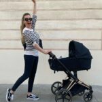 Anna Simon Instagram – Aina ya tiene más de 7 meses y se mantiene sentada así que, aunque hemos apurado al máximo, ha llegado el momento de decirle adiós al capazo del #CybexPriam y dar la bienvenida a la silla de paseo. No sabéis la penita que me da, crece taaaaan rápido… 🥺 ¡La de kilómetros que hemos hecho con este capazo y lo cómoda que ha ido siempre mi peque! Volvería a elegir #Cybex 1000 veces más. 
@cybex_global 
¡Que tengáis un fin de semana de 10! ♥️