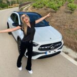 Anna Simon Instagram - Es sábado y no hay confinamiento comarcal... YUJUUUUU!!!! 🎉🎉🎉 Se puede pedir algo más? Sí! Probar coche nuevo gracias a #autorenting de @bancosabadell 😊 Qué planes tenéis para este finde???