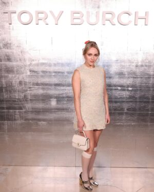 AnnaSophia Robb Instagram - The loveliest time celebrating the new @toryburch collection! The runway and attendees STUNNED
❤️🗽🌹
