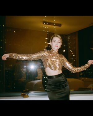 AnnaSophia Robb Instagram - The other week with @ritzcarltonnewyorknomad getting ready for the @cfda X #sothebysnewyork stunning #visionsofamerica exhibition ✨#rcmemories