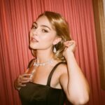 AnnaSophia Robb Instagram - @glamourmag you bring out the best in us! What a night celebrating truly inspirational women. Yes- I laughed, I cried, I struggled to pee in this very large gown, I drank wine with @therhony 🫡 and I left feeling inspired & encouraged by the tenacity, grace, kindness, joy, and legacy of truly magnificent women. 🙏