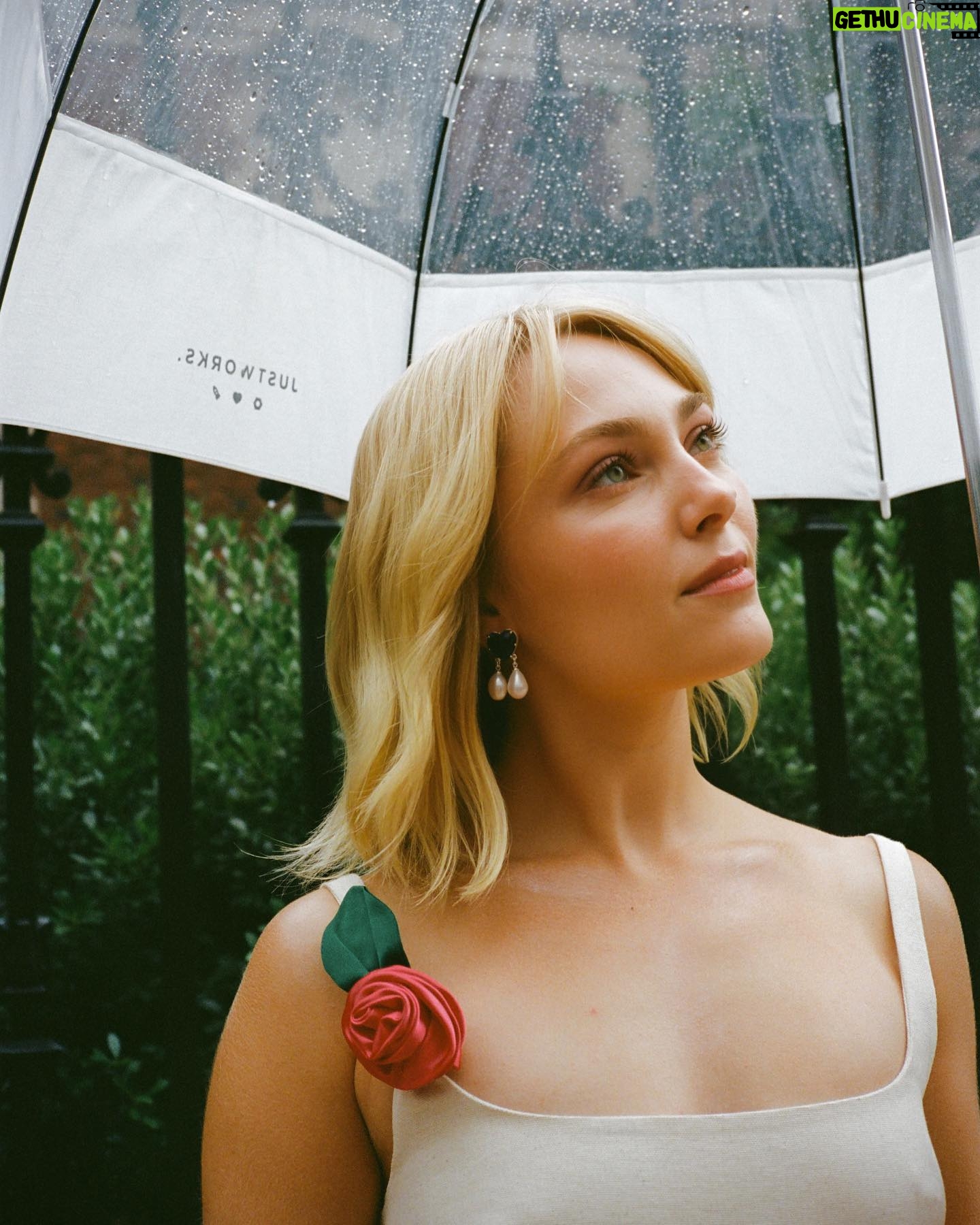 AnnaSophia Robb Instagram - @sandyliang your show was SPECTACULAR! All the girlies felt genuinely special and pretty. Your pieces make me feel like my best self. Thank you! 💕