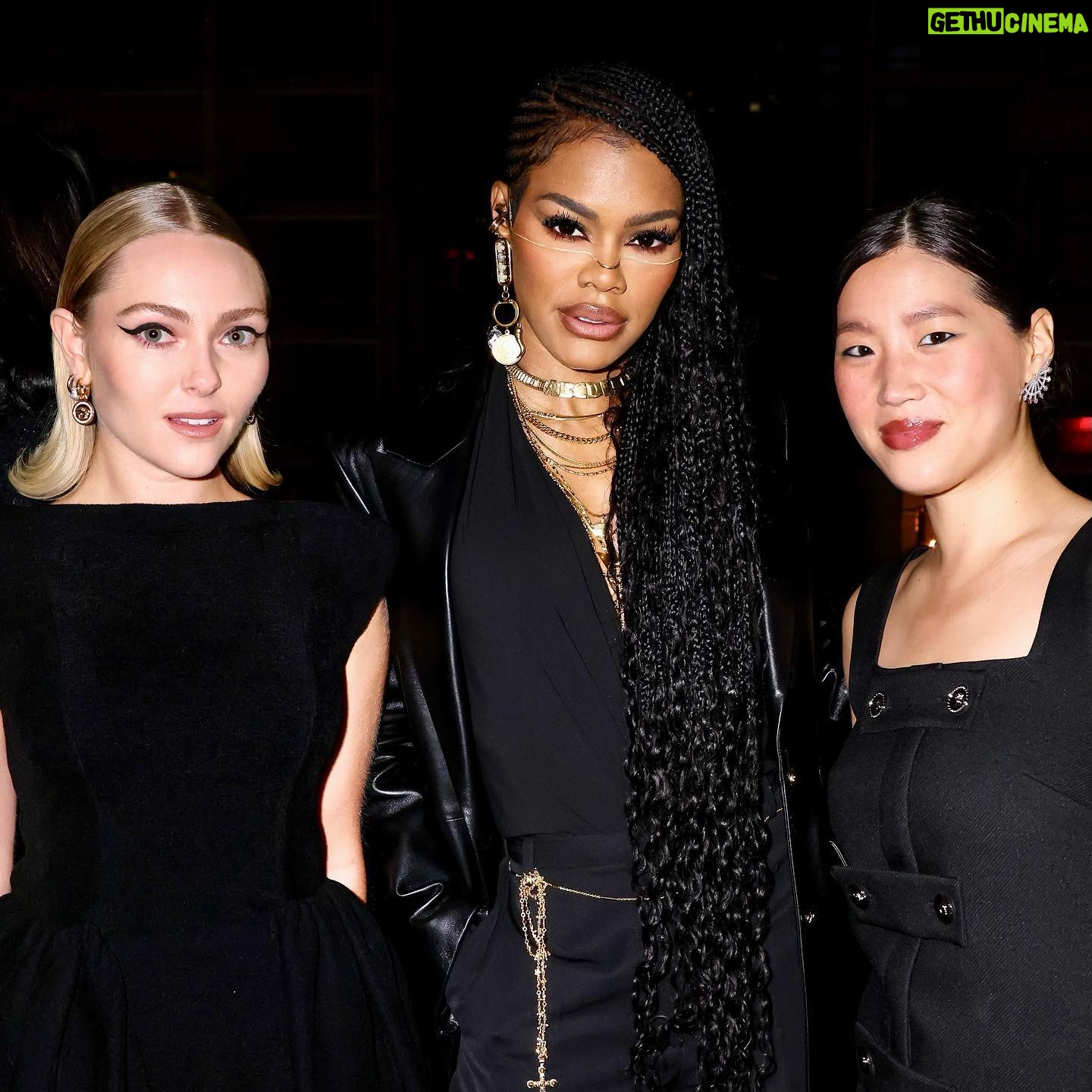 AnnaSophia Robb Instagram - An ICONic evening last week with @versace ! Thank you @donatella_versace for hosting such an uplifting evening. You shape the room & world with your brilliance. Still giddy from all the beautiful women and conversations. π€π€π€ & thank you to @yaelquint @blakeerik @oliviabarad for getting me readyyyy! And of course @georginalouisesd