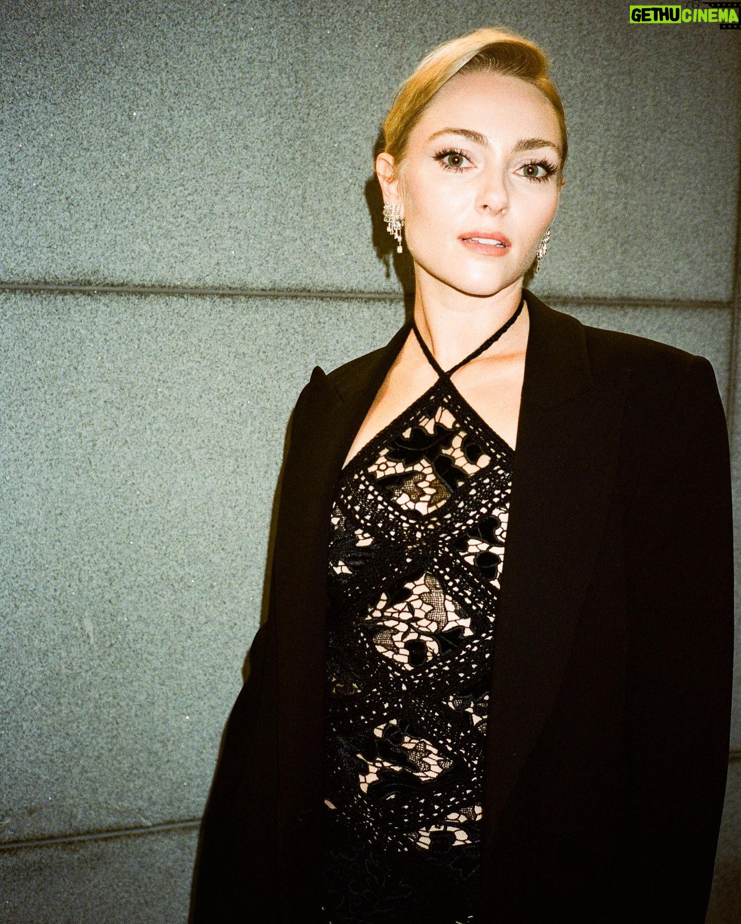AnnaSophia Robb Instagram - Last night’s #AlbieAwards were unforgettable. Thank you to the @clooneyfoundationforjustice and @charlottetilbury for having me. The night celebrated heroes @truth_hounds @tlhr.ig @scmsyriancenter and @panzifoundation in their fight for justice. It’s harrowing learning about the atrocities they face, but I am beyond inspired by their relentless and hopeful spirits. There is so much tragedy in our world but, in the words of Ms Angela Davis “It is in collectivities that we find reservoirs of hope and optimism”. Please follow these organizations and support their justice work.