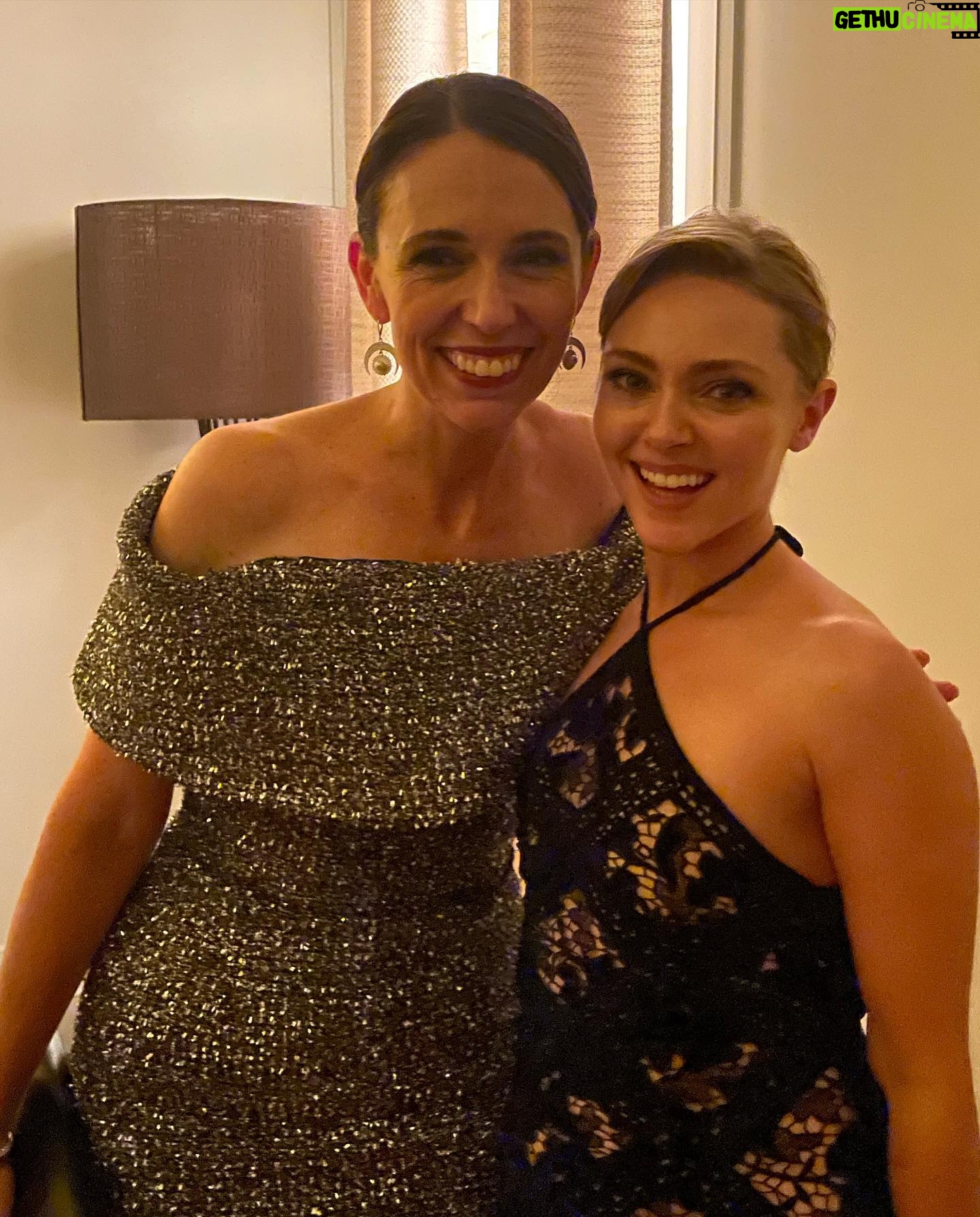 AnnaSophia Robb Instagram - Last night’s #AlbieAwards were unforgettable. Thank you to the @clooneyfoundationforjustice and @charlottetilbury for having me. The night celebrated heroes @truth_hounds @tlhr.ig @scmsyriancenter and @panzifoundation in their fight for justice. It’s harrowing learning about the atrocities they face, but I am beyond inspired by their relentless and hopeful spirits. There is so much tragedy in our world but, in the words of Ms Angela Davis “It is in collectivities that we find reservoirs of hope and optimism”. Please follow these organizations and support their justice work.