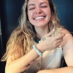 Anna Todd Instagram - Long story short, she’s happy 🪞💌🦢🫧☀️ a couple of things that made me happy today: hearing Asher identify a verb a delicious coffee 6am pilates a fun podcast / chat with the @fpxwpbooks girlies gimbap for lunch realizing that big and carrie are so f’ing toxic after years and years of shipping them tell me something that made you happy today, tell me all the things ☀️🫧