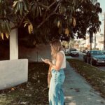 Anna Todd Instagram - Long story short, she’s happy 🪞💌🦢🫧☀️ a couple of things that made me happy today: hearing Asher identify a verb a delicious coffee 6am pilates a fun podcast / chat with the @fpxwpbooks girlies gimbap for lunch realizing that big and carrie are so f’ing toxic after years and years of shipping them tell me something that made you happy today, tell me all the things ☀️🫧