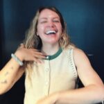 Anna Todd Instagram - Long story short, she’s happy 🪞💌🦢🫧☀️ a couple of things that made me happy today: hearing Asher identify a verb a delicious coffee 6am pilates a fun podcast / chat with the @fpxwpbooks girlies gimbap for lunch realizing that big and carrie are so f’ing toxic after years and years of shipping them tell me something that made you happy today, tell me all the things ☀️🫧