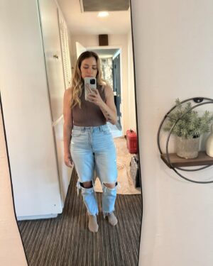 Anna Todd Instagram - My second year at  @latimesfob was so much fun! being around so many book lovers makes my heart soar 📚💜 

if you could meet any of your fave authors, who would it be? 

how was your weekend? are you currently reading anything? how are you feeling? tell me all the things ✨📚
