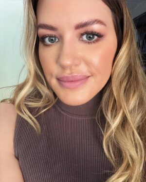 Anna Todd Instagram - My second year at  @latimesfob was so much fun! being around so many book lovers makes my heart soar 📚💜 

if you could meet any of your fave authors, who would it be? 

how was your weekend? are you currently reading anything? how are you feeling? tell me all the things ✨📚