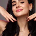 Anna Trincher Instagram - Дівчина, дівчина, юна весна Звідки приходить - ніхто не зна   А що точно зна - це класний бренд косметики і де його можна купити😏   Бренд декоративної косметики Essence і цей бокс - це просто і є сама весна І для вас, дівчат, я дарую такий самий бокс, а в ньому, на секундочку :  туш для брів, палетка румʼян та хайлайтерів, хайлайтер, туш для брів, помада для губ, олійка для губ, підводка - фломастер та водостійкий олівець для очей   Фууух, дописала😅 І це все - ваше   За прості умови :  ✅ Підписатися на @eva_ua ✅Поставити лайк на останній допис @eva_ua ✅ І відмітьте подружку з якою зібралась на пікнік Оберемо 3 переможців через тиждень❤️   І розквітайте - весна саме час для цього🎀