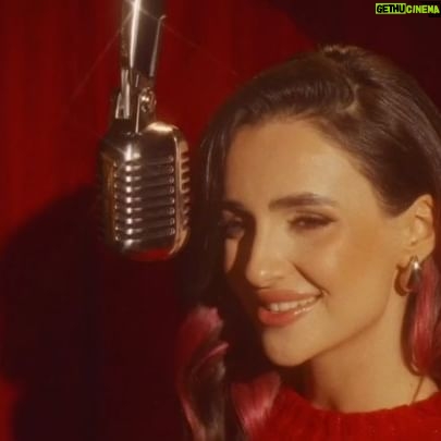 Anna Trincher Instagram - ПРЕМ‘ЄРА!!! Сьогодні у нас з @omargalieva.alena @zlata.ognevich @enleomusic @demchukmusic @positiff Вітаю усіх з Днем Святого Миколая🫀 І тих у кого під подушкою ще з‘являються подарунки і тих, хто вже сам собі став Миколаєм! Нехай всі негаразди підуть туди, куди і сон (так казала моя ба), а зранку ви прокинете з передчуттям чуда, та свята, чекаючи цієї казкової миті під подушкою) Хочу нагадати: всі кошти з прослуховувань цієї пісні ми передаємо хлопчику, у якого війна забрала батьків… тому, слухаючи цю пісню, ви не тільки заповнюєте свою пустоту добром і правильними вібраціями- а і робите класну справу. Посилання в сторіс🦋