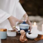 Anna Trincher Instagram - ВИГРАВАЙ РЕТРИТ У БУКОВЕЛІ🧘🏻♀️ Стрес, турботи, переживання, страх за майбутнє… Як часто в цьому ми губимось, заїдаємо свої власні емоції солодким, тривожимось, тікаємо від почуттів у соціальні мережі. І забуваємо одне — дихати😌 Саме тому я обʼєдналась з KitKat і хочу розповісти про дихальні вправи, що можуть допомогти заспокоїтись. Анапанасаті сутта — це медитаційна практика, яка допоможе вам досягти спокою, позбавити вас від великої кількості нав‘язливих думок, спостерігаючи за своїм диханням🧘🏻 А тепер і ви зможете скористатися даною практикою в форматі AR-маскок в Instagram😍 І серед тих, хто практикує — буде переможець, що відправиться на свій власний ретрит у Буковель🧘🏻 Умови дуже прості : 💆🏻♀️застосовуй дихальні маски на сторінці @kitkatua ; 💆🏻♀️став хештег #дихальні_вправи і тегай @kitkatua ; 💆🏻♀️викладай у сторіс; 💆🏻♀️вигравай місячний запас KitKat, або ще більше — ретрит у Буковелі😍 І не забувайте дихати. Бо в диханні — секрет гармонії✨ #ad