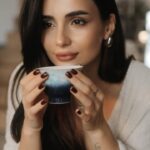 Anna Trincher Instagram - Вона навчилася обирати себе🫀 У стосунках і почуттях вона відкривалася лише тим, кому довіряла нероздільно, кого відчувала на відстані. Вона приймала себе такою, якою є, з зухвалістю і впертістю, з чуттєвістю і наївністю, з божевіллям, з нестримним сміхом і тихими, гучними сльозами, які більше не боялась показати. Вона обирала себе, навіть тоді, коли багато хто не приймав її змін і шкодував, що тієї не буде. вона так багато віддавала себе всім… нічого не просила натомість 💔 вона залишилась одна посеред порожнечі своєї душі Вона так багато віддавала себе не тим.. більше вона так не хоче Тому кожен день іде тихими кроками назустріч до себе.