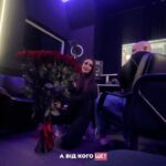 Anna Trincher Instagram - Вона хотіла дипресувати в цей день😂😂 Ситуація: я на студії, поставила зняти відео зі сторони, щоб потім показувати вам процес, записуємо нову пісню… І тут добрий вечір, мені передають через @triplov квіти Ні записки, ніяких більше знаків… хто це Проблема наступна.. звідки цей хтось знав де я😅